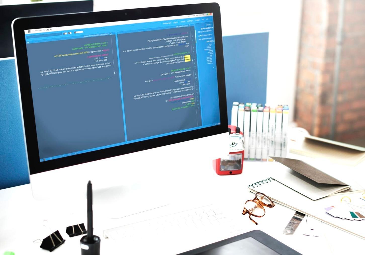 Entwickler arbeitet an API-Integration während eines Webinars
